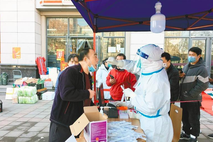 民眾配合進行核酸採樣。（圖／翻攝自西安新聞網）